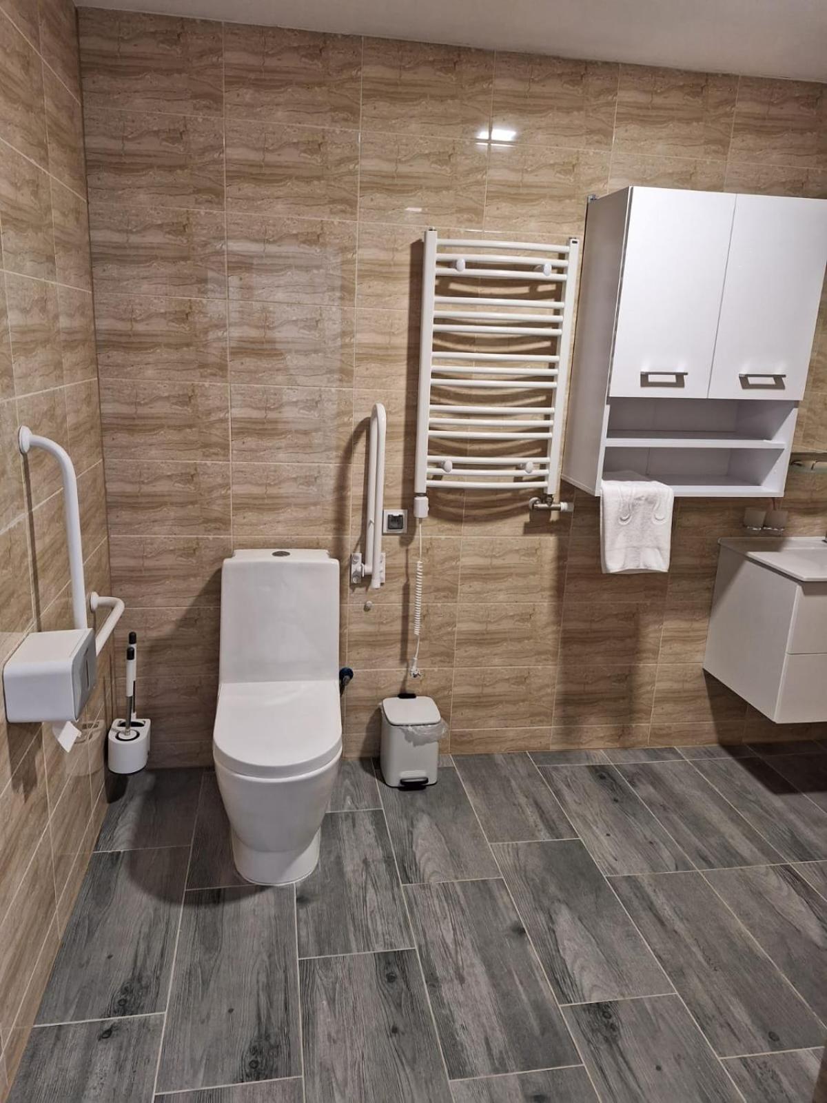 Comfort Stay, Ev, Parking ブンツラウ エクステリア 写真